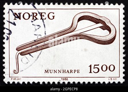 NORWEGEN - UM 1982: Eine in Norwegen gedruckte Marke zeigt Mundharfe, lamellophone Musikinstrument, um 1982 Stockfoto