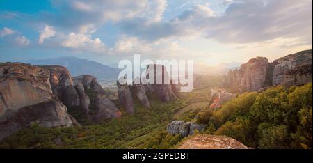 Griechenland. Meteora. Klöster auf den Felsen und Wolken bei Sonnenuntergang im Sommer Stockfoto