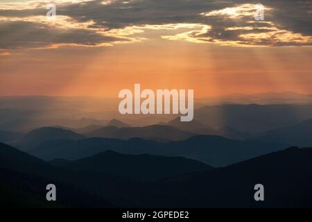 Abends farbige Sicht auf blaue Horizonte - Blick von Mala Fatra Berge zu Beskyd oder beskydy Berge - Karpathos Berge - Europa Stockfoto