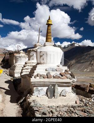 Stupas mit schönen Wolken in Karsha gompa - buddhistisches Kloster Im Zanskar-Tal - Ladakh - Jammu und Kaschmir - Indien Stockfoto