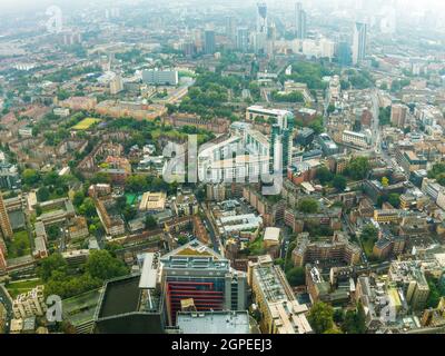 Blick von oben auf einen Teil der unmittelbaren Umgebung der London Bridge mit ihren vielen Türmen und Wohnblocks. England, Großbritannien. Stockfoto