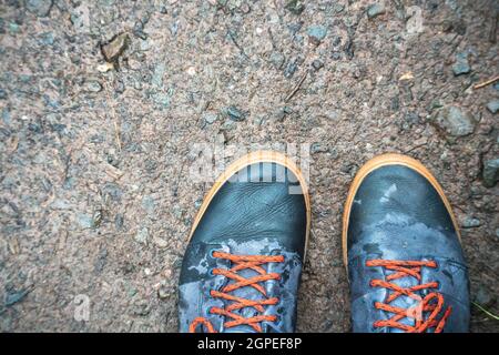 Schuhe im Regen, die nicht wasserdicht sind und Wasser absorbieren Stockfoto