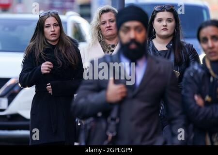 Sharna Walker (L), 25, kommt am Richtergericht in Birmingham an, wo sie zugab, dass sie wegen rassisch verschärften allgemeinen Angriffs angeklagt wurde. Die Anschuldigungen sind mit einem Vorfall in der Broad Street, Birmingham, am 22. Mai verbunden, bei dem rassischer Missbrauch des Portiers in Pubs gezeigt wurde. Bilddatum: Mittwoch, 29. September 2021. Stockfoto