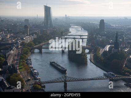 Frankfurt, Deutschland. 29. September 2021: Morgennebel liegt über der Innenstadt von Frankfurt am Main, während sich die Wolken hinter dem EZB-Hauptquartier langsam klären. In den kommenden Tagen wird das Wetter voraussichtlich wieder freundlich und trocken werden. Foto: Boris Roessler/dpa Quelle: dpa picture Alliance/Alamy Live News Stockfoto