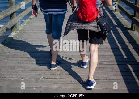 Ahlbeck, Deutschland. September 2021. Ein paar Spaziergänge entlang der Seebrücke am Strand des Ostseebades Ahlbeck auf der Insel Usedom. Quelle: Fernando Gutierrez-Juarez/dpa-Zentralbild/dpa/Alamy Live News Stockfoto