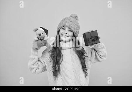 Herzliche Glückwünsche. Kaufen Sie Geschenke. Kindergarten und Schule. Spielwarengeschäft Konzept. Mädchen aufrichtig emotional Kind halten Ratte oder Maus Spielzeug. Frohe Kindheit. Rattensymbol Stockfoto