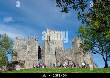 Guimaraes, Bezirk Braga, Portugal. Castelo de Guimaraes oder Burg Guimaraes. Gegründet im 10. Jahrhundert und bekannt als Wiege Portugals. Der Stockfoto