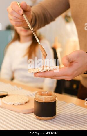 Papa und Tochter genießen Erdnuss- oder Mandelbutter, Erdnussbutter-Sandwich Stockfoto