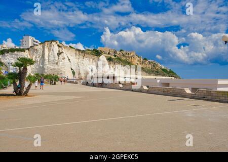 71019 VIESTE, ITALIEN - 04. Sep 2021: Weiße Kalksteinfelsen in Vieste an der Gargano-Küste. Abschnitt der Strandpromenade Stockfoto