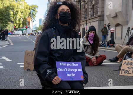 LONDON, ENGLAND, 29 2021. September, Sisters Uncut protestiert vor der Anhörung von Sarah Everards Mörder Wayne Couzens im Old Bailey Credit: Lucy North/Alamy Live News Stockfoto