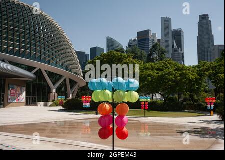 23.09.2021, Singapur, Republik Singapur, Asien - Stadtbild mit Skyline des zentralen Geschäftsviertels und Wolkenkratzern rund um den Raffles Place. Stockfoto