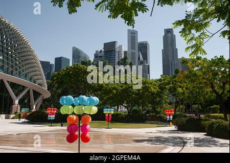 23.09.2021, Singapur, Republik Singapur, Asien - Stadtbild mit Skyline des zentralen Geschäftsviertels und Wolkenkratzern rund um den Raffles Place. Stockfoto