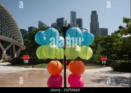 23.09.2021, Singapur, Republik Singapur, Asien - Stadtbild mit Skyline des zentralen Geschäftsviertels und Wolkenkratzern rund um den Raffles Place. Stockfoto