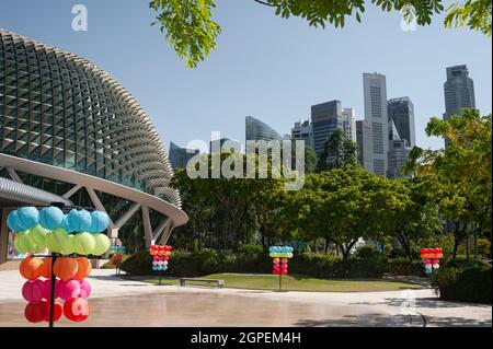 23.09.2021, Singapur, Republik Singapur, Asien - Stadtbild mit Skyline des zentralen Geschäftsviertels und Wolkenkratzern rund um den Raffles Place. Stockfoto