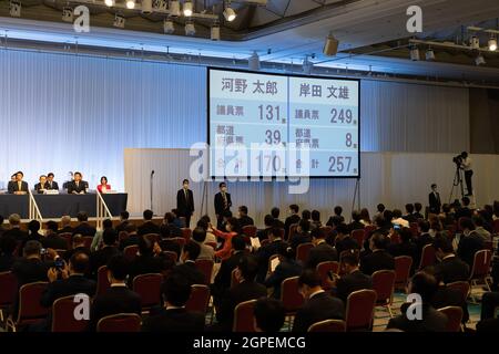 TOKIO, JAPAN – 29. SEPTEMBER: Die endgültigen Ergebnisse der Präsidentschaftswahl der Liberaldemokratischen Partei zwischen dem ehemaligen japanischen Außenminister Fumio Kishida und Taro Kono, dem japanischen Minister für Regulierungsreform und Impfstoffe, werden am 29. September 2021 in Tokio, Japan, auf einem Bildschirm angezeigt. Der Nachfolger von Premierminister Suga wird Japans dritte Führungsposition während der Coronavirus-Pandemie sein und wird sich wahrscheinlich stark darauf konzentrieren, die Wirtschaft des Landes wieder auf den richtigen Kurs zu bringen. (Foto von Carl Court/Getty Images) (Foto von Carl Court/POOL/SOPA Images/Sipa USA) Stockfoto