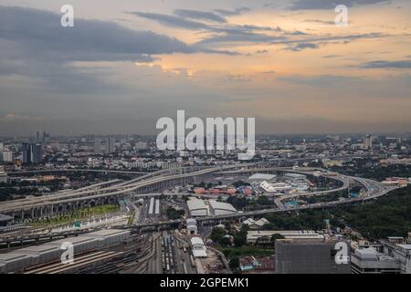 Bangkok, Thailand - Jul, 25, 2020 : Luftaufnahme des Bang Sue Hauptbahnhofs, des neuen Verkehrsknotengebäudes am Abend. Kein Fokus, spezifisch Stockfoto