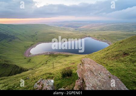 Llyn y Fan Fach Blick von oben auf den See bei Sonnenuntergang. Brecon Beacons National Park. Black Mountain, Carmarthenshire, South Wales, Vereinigtes Königreich. Keine Personen. Stockfoto