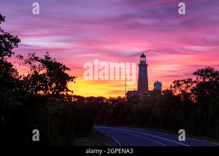 Sonnenuntergang am Montauk Point Light ist ein Leuchtturm, der sich neben dem Montauk Point State Park, am östlichsten Punkt von Long Island, im Weiler befindet Stockfoto