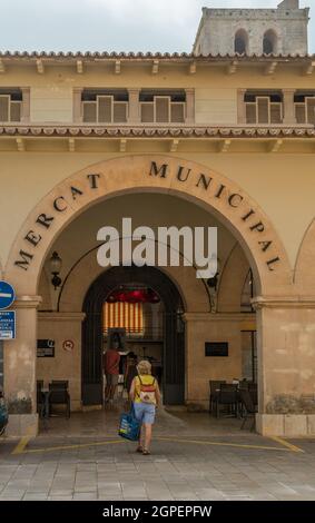 Felanitx. Spanien; september 25 2021: Haupteingang des städtischen Marktes der mallorquinischen Stadt Felanitx, Insel Mallorca. Bild der lokalen com Stockfoto