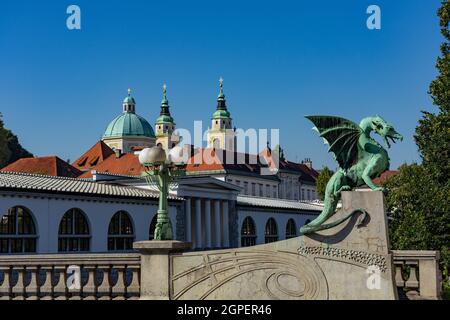 Drachenbrücke in Ljubljana mit Drachenstatue. Stockfoto