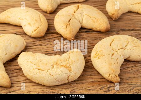 Chipatas, typisches südamerikanisches Käsebun auf einem Holztisch. Stockfoto