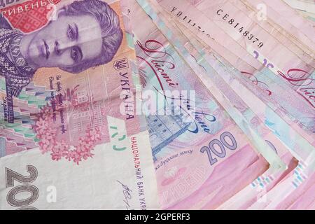 Ein Haufen Banknoten mit einem Nennwert von zweihundert Griwna. Ukrainisches Geld. Stockfoto