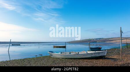 Fischerboote auf der Flottenlagune auf der Landseite des Chesil-Ufers in Chickerell, Dorset, England Stockfoto