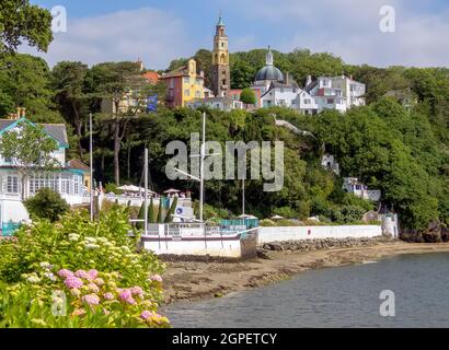 Das Dorf Portmeirion im italienischen Stil, Gwynedd, Nordwales, wurde in den 1920er Jahren von Sir Clough Williams-Ellis entworfen Stockfoto