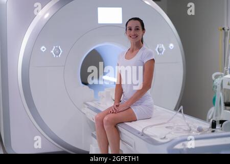 Junge Patientin, die in einer Magnetresonanztomographie sitzt Stockfoto