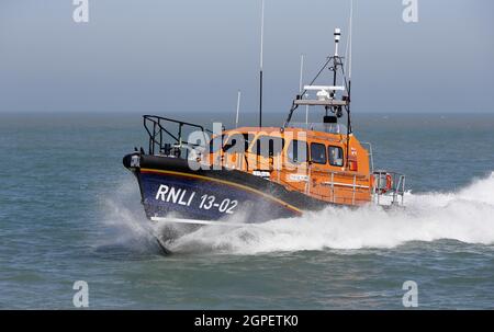 England, Kent, Dungeness, RNLI Rettungsboot, das auf Land zufährt. Stockfoto