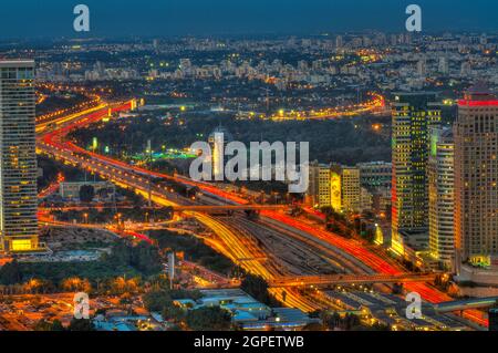 Luftaufnahme von Tel Aviv, Israel bei Nacht nach Norden. Ayalon Highway im Zentrum Stockfoto