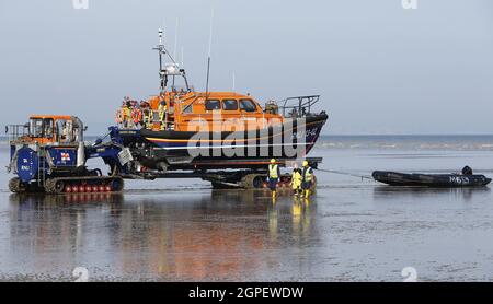 England, Kent, Dungeness, RNLI Landbesatzung, die das Rettungsboot mitbringt. Stockfoto