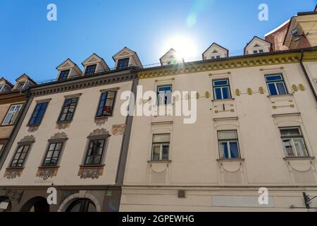 Wohngebäude Detail mit Fenstern und Bogenfenstern in Ljubljana . Stockfoto