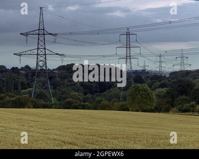 Pylonen, die Hochspannungs-(HV-)Strom durch die Landschaft im Nordosten von Derbyshire transportieren. Stockfoto