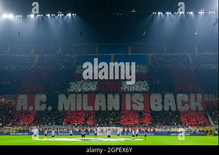 Mailand, Italien. 28. September 2021. Fans des AC Mailand zeigen vor dem Fußballspiel der UEFA Champions League zwischen dem AC Mailand und dem Club Atletico de Madrid ein Banner mit der Aufschrift „AC Mailand ist zurück“. Kredit: Nicolò Campo/Alamy Live Nachrichten Stockfoto