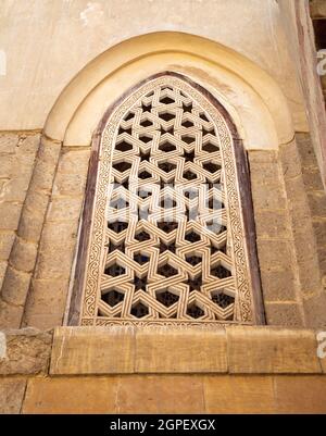 Perforiertes Stuckfenster mit geometrischen Mustern, gelegen im öffentlichen historischen Qalawun-Komplex der Mamluk-Ära, Moez Street, Kairo, Ägypten Stockfoto