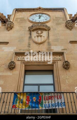 Felanitx, Spanien; september 25 2021: Hauptfassade des Rathauses der mallorquinischen Stadt Felanitx, Insel Mallorca, Spanien Stockfoto