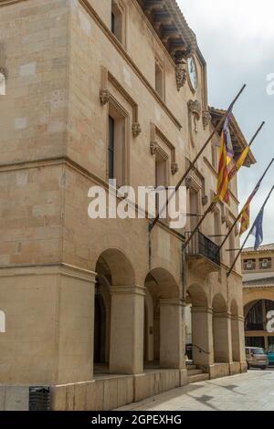 Felanitx, Spanien; september 25 2021: Hauptfassade des Rathauses der mallorquinischen Stadt Felanitx, Insel Mallorca, Spanien Stockfoto