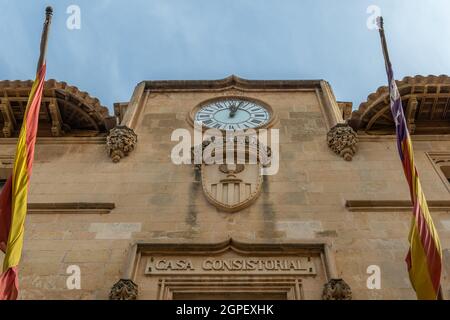 Felanitx, Spanien; september 25 2021: Hauptfassade des Rathauses der mallorquinischen Stadt Felanitx, Insel Mallorca, Spanien Stockfoto