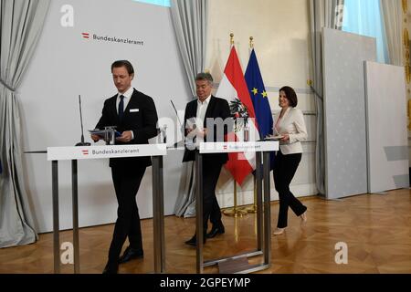 Wien, Österreich. 28. September 2021. Pressesaal nach dem Ministerrat im Bundeskanzleramt mit (von L bis R) Gernot Blümel Bundesminister für Finanzen (ÖVP), Vizekanzler Werner Kogler (die Grünen) und Karoline Edtstadler, Bundesministerin für EU und Verfassung (ÖVP im Bundeskanzleramt). Kredit: Franz Perc / Alamy Live News Stockfoto