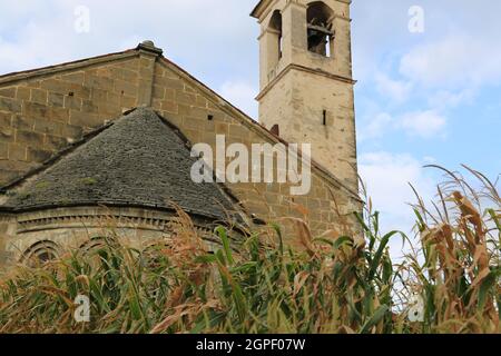 Almenno San Salvatore, Bergamo, Lombardei, Italien: Kirche und Friedhof von San Giorgio (12. Jahrhundert), der größten romanischen Kirche der Provinz Stockfoto