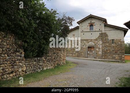 Almenno San Salvatore, Bergamo, Lombardei, Italien: Kirche und Friedhof von San Giorgio (12. Jahrhundert), der größten romanischen Kirche der Provinz Stockfoto