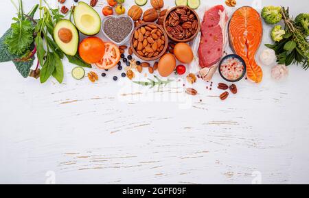 Ketogenic Low Carbs Diät Konzept. Zutaten für gesunde Lebensmittel Auswahl auf weißem Holz- Hintergrund. Gesunden Zutaten der ungesättigten Fette ausgeglichen Stockfoto