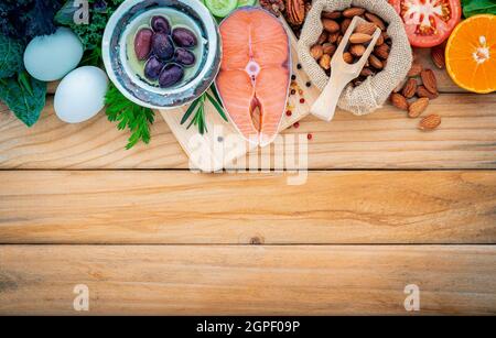 Ketogenic Low Carbs Diät Konzept. Zutaten für die gesunde Nahrungsmittel Auswahl auf weißem Hintergrund. Ausgewogene, gesunde Nahrungsmittel Bestandteile von ungesättigten f Stockfoto