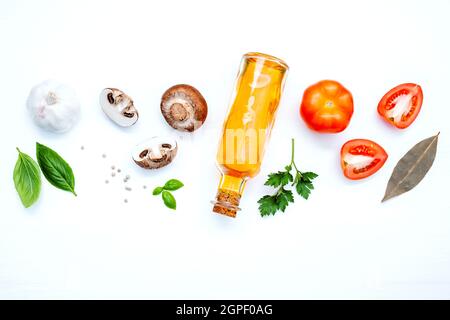 Verschiedene Gemüse und Zutaten zum Kochen Pasta Menü Basilikum, Tomate, Knoblauch, Olivenöl Extravergine, Petersilie, Lorbeer und champignon Setup Stockfoto