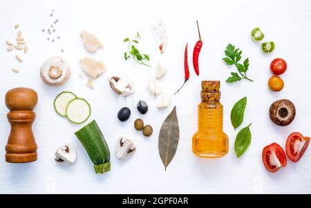 Verschiedene Gemüse und Zutaten zum Kochen Pasta Menü Basilikum, Tomate, Knoblauch, Olivenöl Extravergine, Petersilie, Lorbeer und champignon Setup Stockfoto