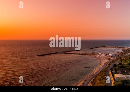 Erhöhter Blick auf Tel Aviv, Hilton Beach bei Sonnenuntergang Stockfoto