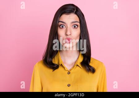 Foto von flirty Brünette Frisur Millennial Dame Schlag Kuss tragen gelbes Hemd isoliert auf rosa Hintergrund Stockfoto