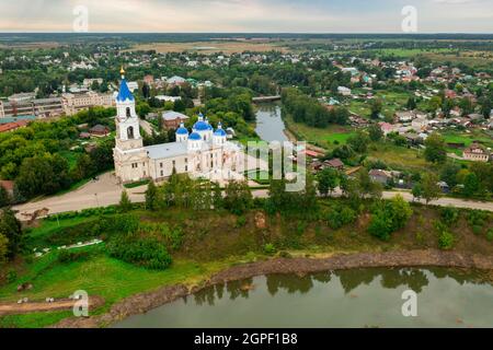 Auferstehungskathedrale am Ufer des Flusses Kaschinka in Kashin, Russland Stockfoto