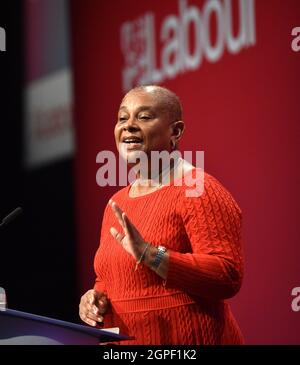 Brighton UK 29. September 2021 - Dame Doreen Lawrence von Clarendon, OBE stellt Sir Keir Starmer heute auf der Labour Party Conference im Brighton Center vor : Credit Simon Dack / Alamy Live News Stockfoto